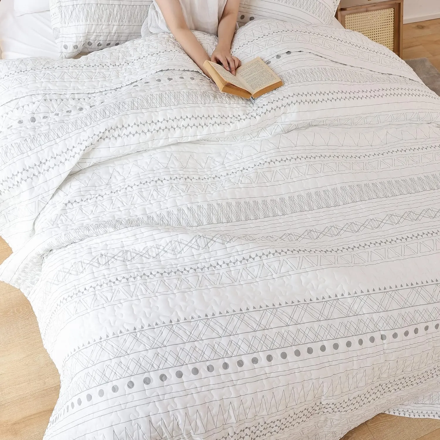 JANZAA Quilt Bedding Set Boho for All Season, 3 PCS Bedspreads Queen Size with Grey Geometry Pattern On White (Two Pillow Cases)