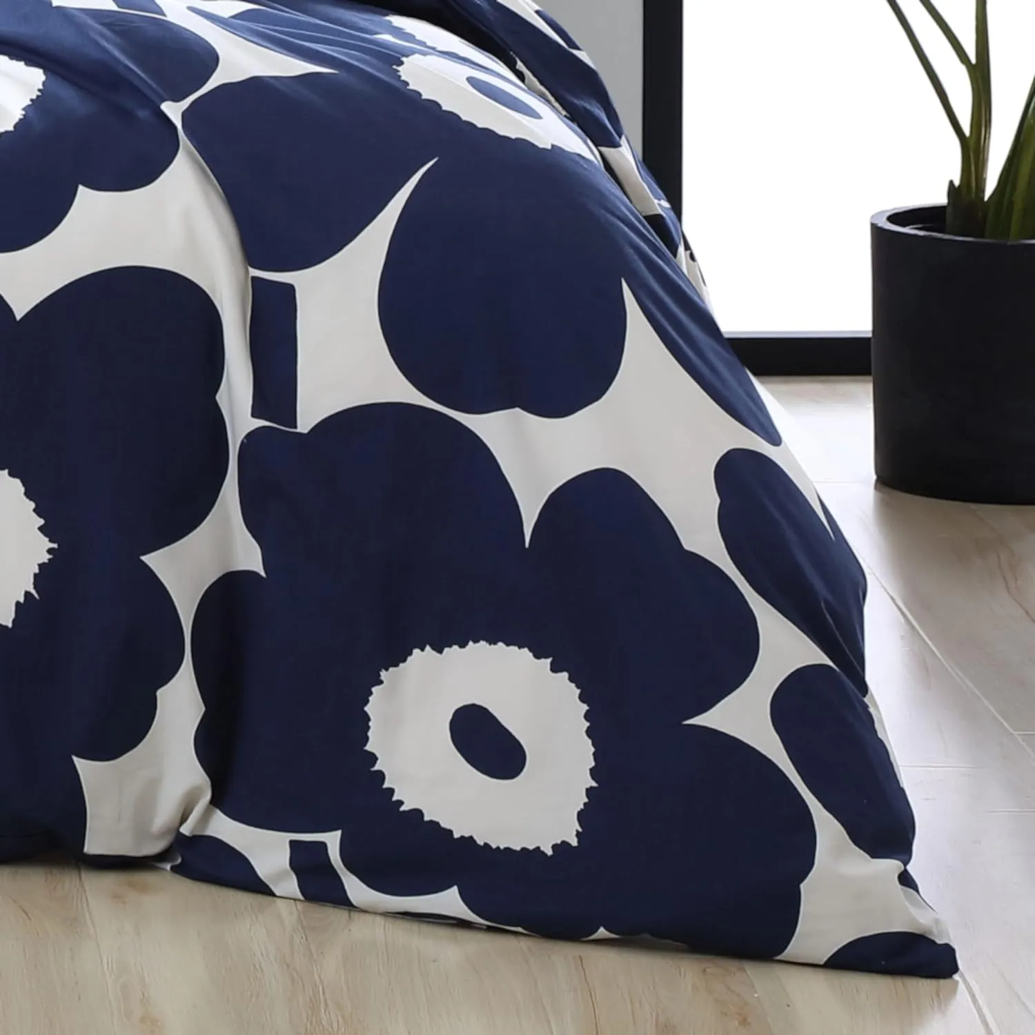 MARIMEKKO - Queen Comforter Set, Cotton Bedding with Matching Shams, Lightweight Home Decor for All Seasons (Unikko Indigo, Queen)